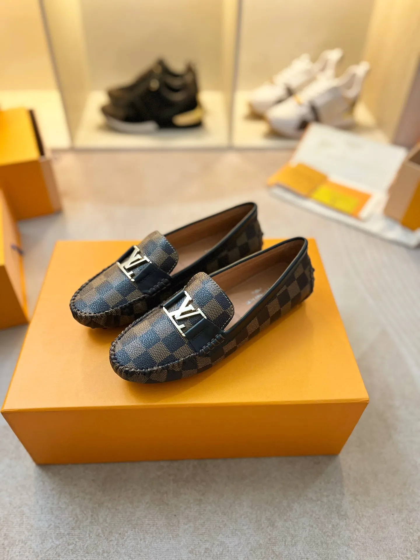 p460💰Couple model❤️🇫🇷 𝙇𝙤𝙪𝙞𝙨 𝙑𝙪𝙞𝙩𝙩𝙤𝙣 🇫🇷Louis Vuitton 2023 Classic𝓛𝓿 𝓣𝓻𝓪𝓲𝓷𝓮𝓻 Sports Series ➪➪➪¯ [Arizona Doudou Shoes Series] ▪️▪️▪️Arizona slip-on shoes are made of Monogram Eclipse canvas. Its hand-painted and dyed edges and hand-sewn uppers fully demonstrate Louis Vuitton's traditional shoemaking craftsmanship. This slip-on shoe is very lightweight. The integrated tongue and upper make it particularly comfortable and flexible. The soft outsole is equipped with rubber padding. Decorated with matching sash. Detailed features: ☑️Monogram Eclipse canvas ☑️Black Eclipse pattern ☑️Hand-painted shoe edges ☑️Hand-sewn uppers (each pair takes time to process) ☑️Integrated tongue and upper construction ☑️Outsole equipped with rubber lining ☑️size: 35_46
